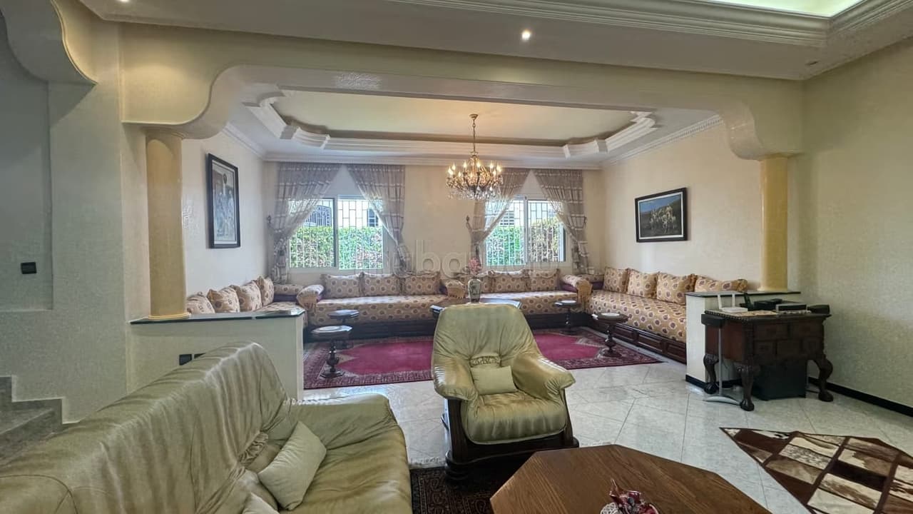 Prachtige villa te koop in Dar Bouazza, wijk Nawrass. 3 slaapkamers. Terras en tuin