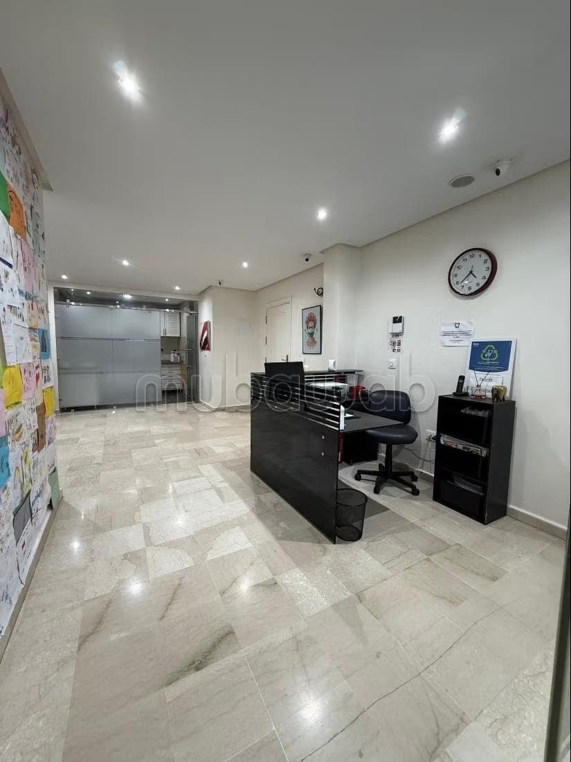 Offices for rent in Wifak. Area 89 m². Elevator and parking