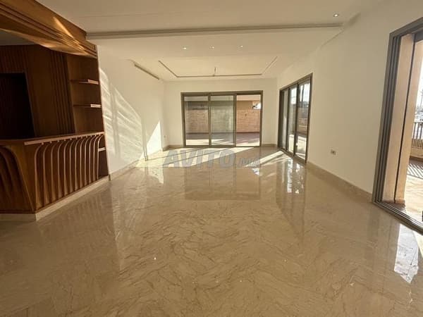 Appartement 390m² à Louer à CFC