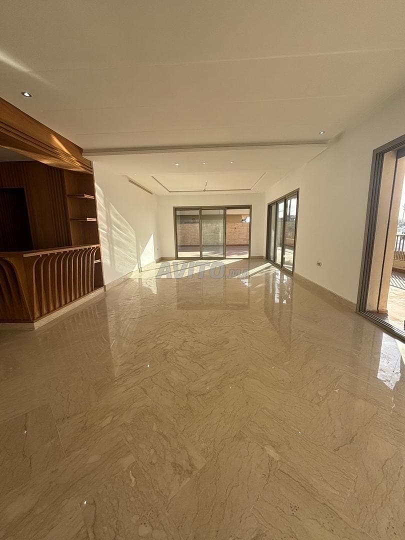 Appartement 390m² à Louer à CFC