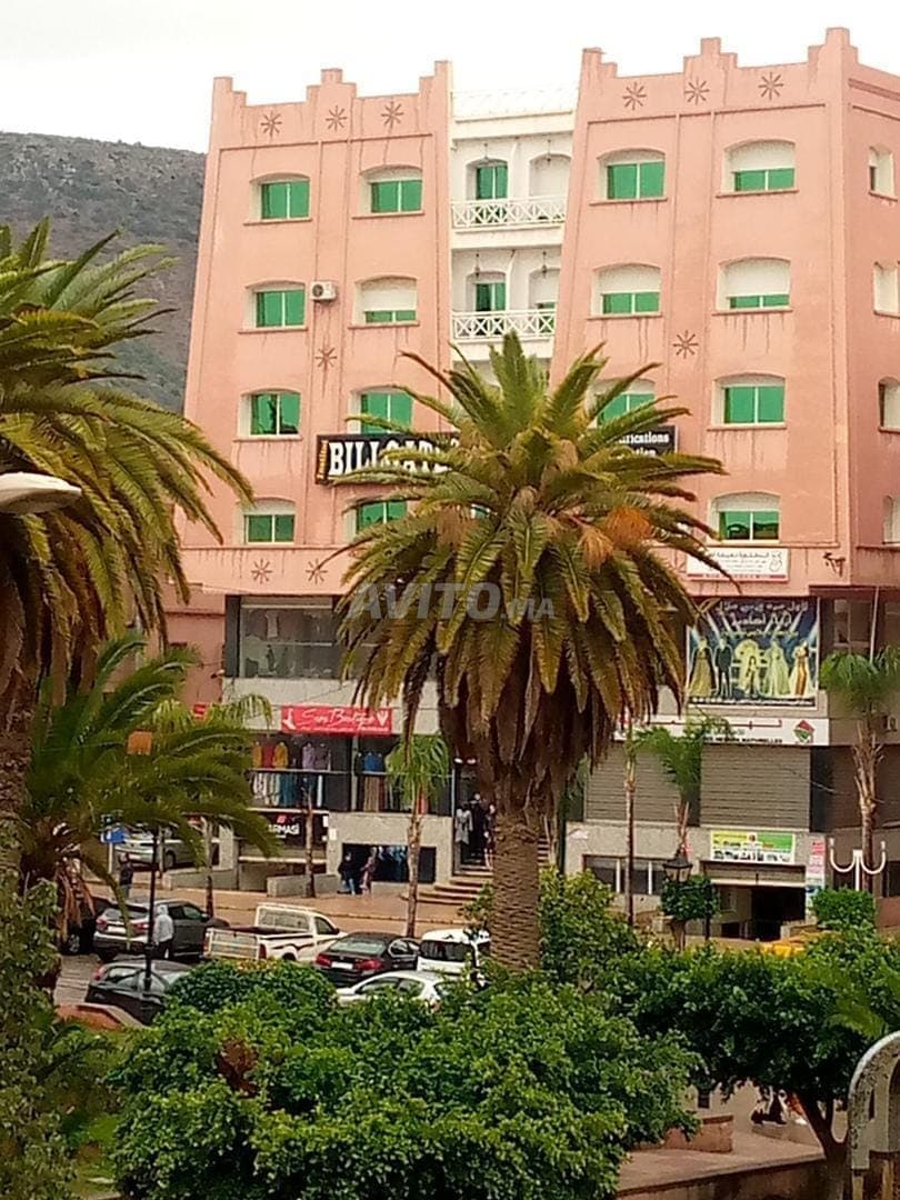 2 محل مسجل للبيع في سكن يطل على ساحة المسيرة الخضراء