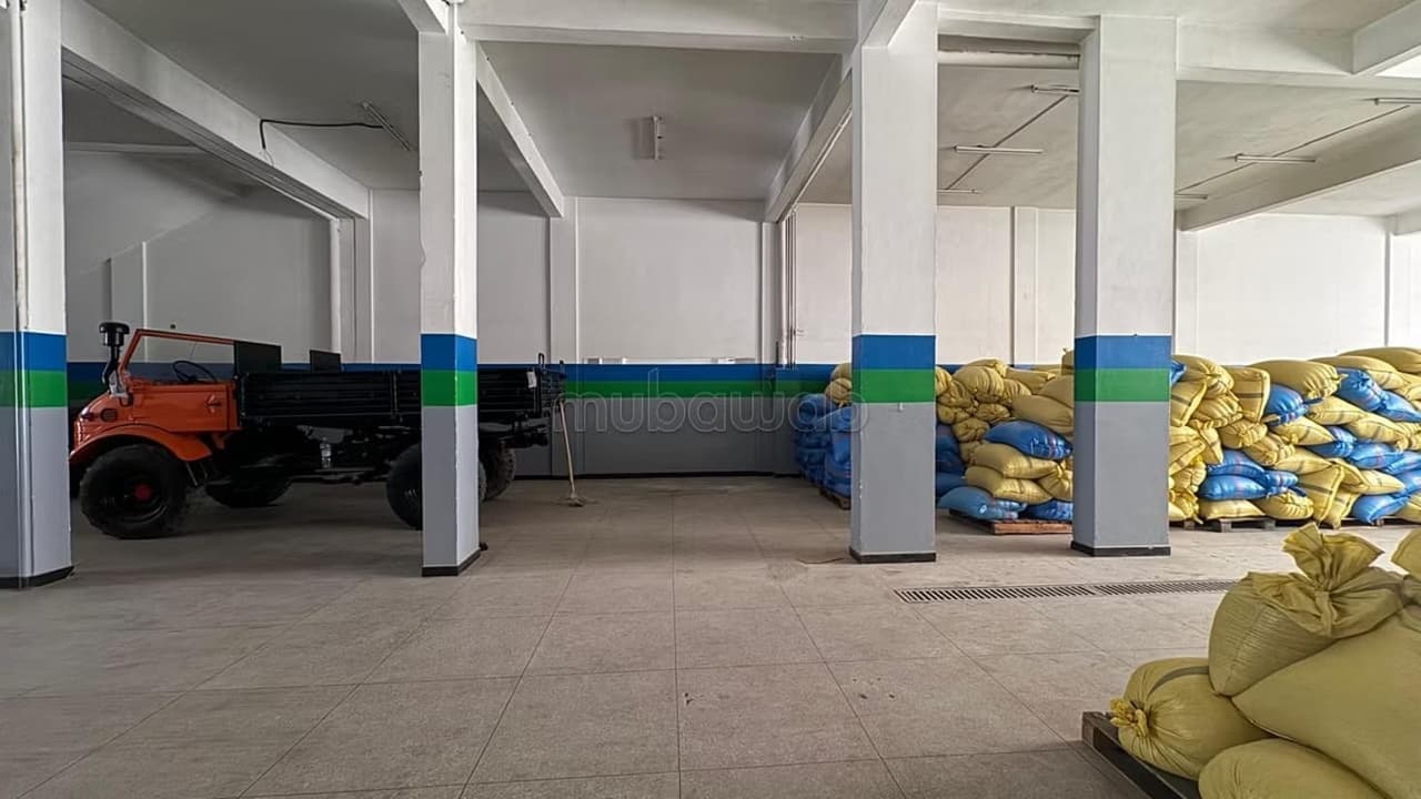Bureaux en location à Hamria. Surface totale 500 m². Garage privé