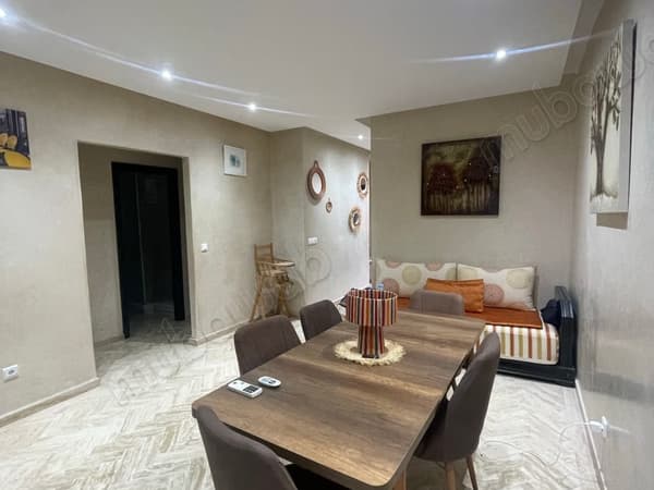 Apartamento de 2 dormitorios con azotea privada en venta
