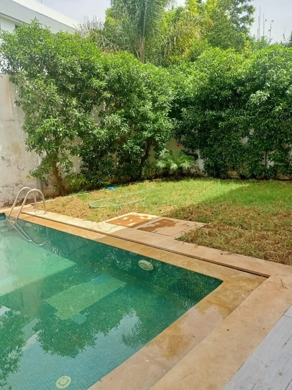 À louer appartement meublé avec piscine et jardin