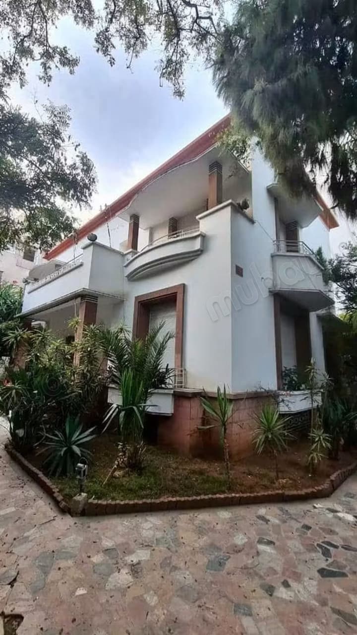 Prachtige Villa Te Koop In Palmier. Oppervlakte 1060 m². Mooi Terras en Tuin