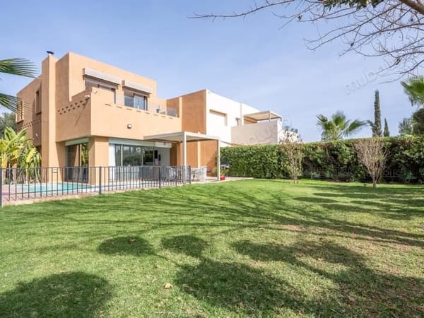 Splendide villa à vendre à Route Casablanca. Superficie 450 m²