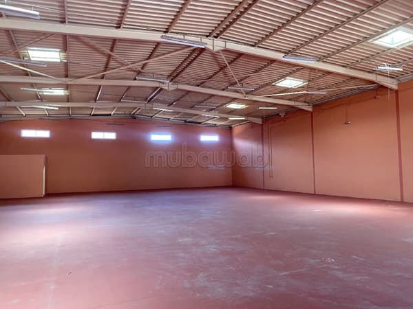 Local commercial en location à Zone Industrielle Sidi Ghanem. Superficie 600 m². Porte…