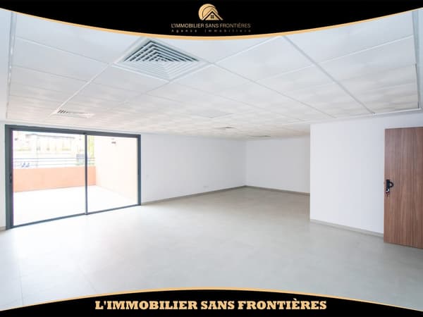 Ufficio di 52 m² in affitto a Guéliz – Spazio aperto, balcone, climatizzazione centralizzata e…