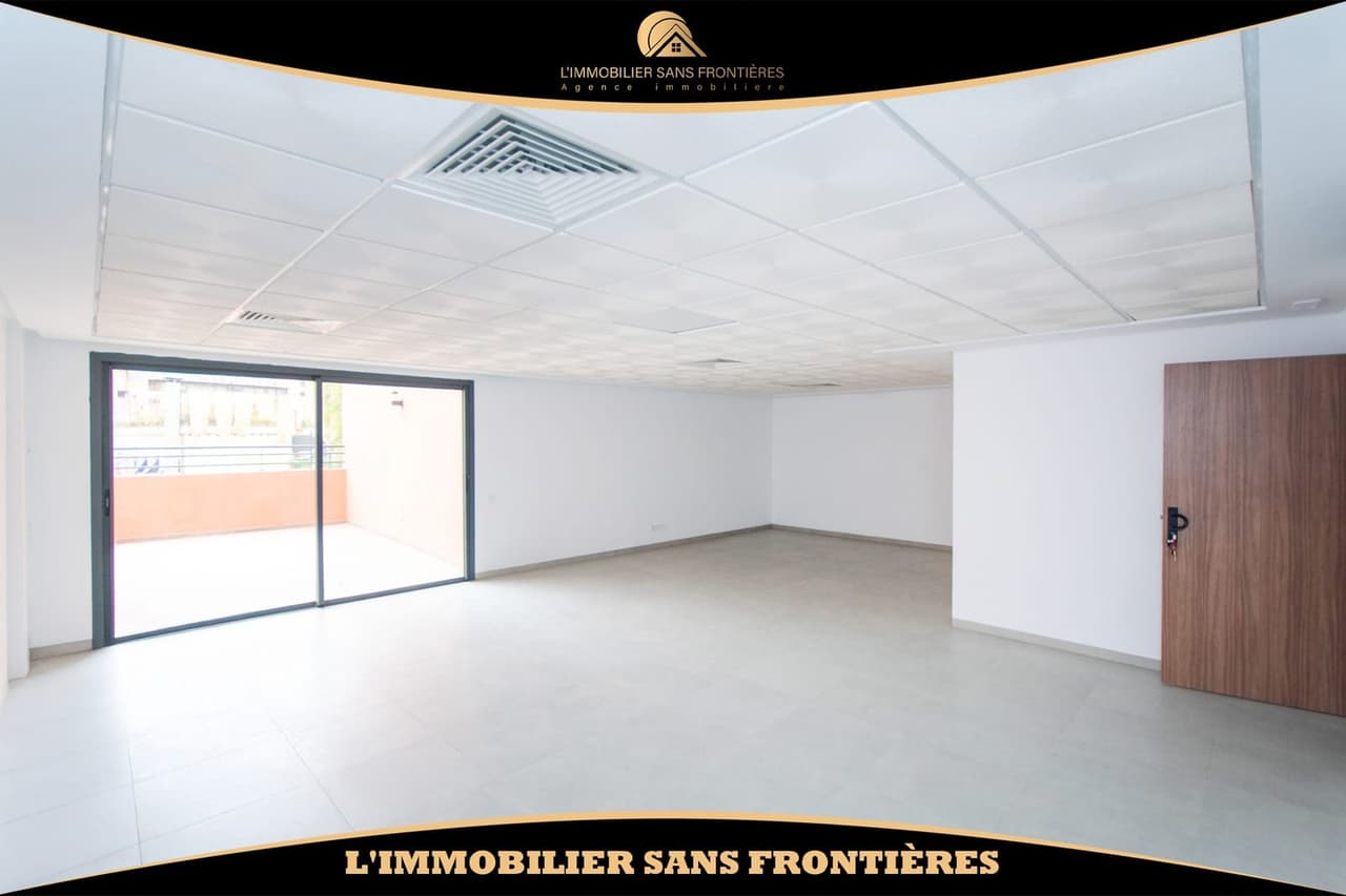 Ufficio di 52 m² in affitto a Guéliz – Spazio aperto, balcone, climatizzazione centralizzata e…