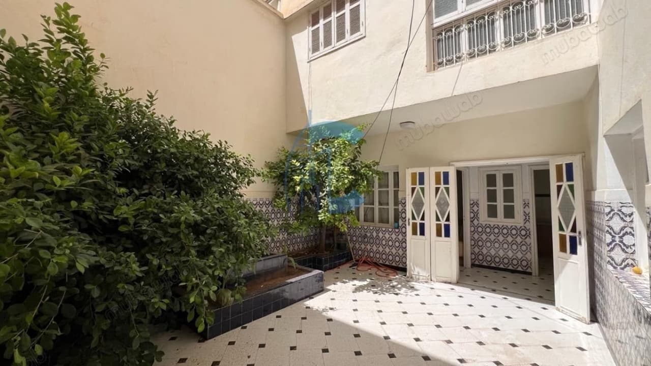فيلا بـ 4 غرف نوم وغرفة موظفين للبيع بالدودية