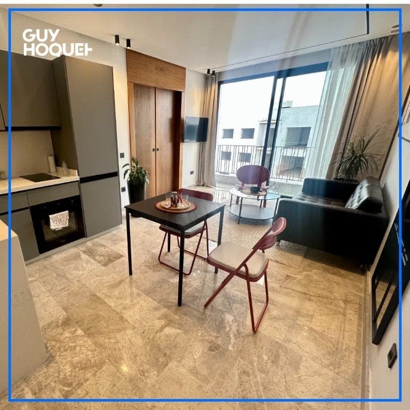 Modernes und helles Studio mit Balkon
