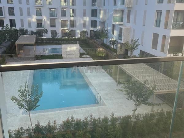 SUPERBE APPARTEMENT MEUBLÉ À EAGLE HILLS À LOUER