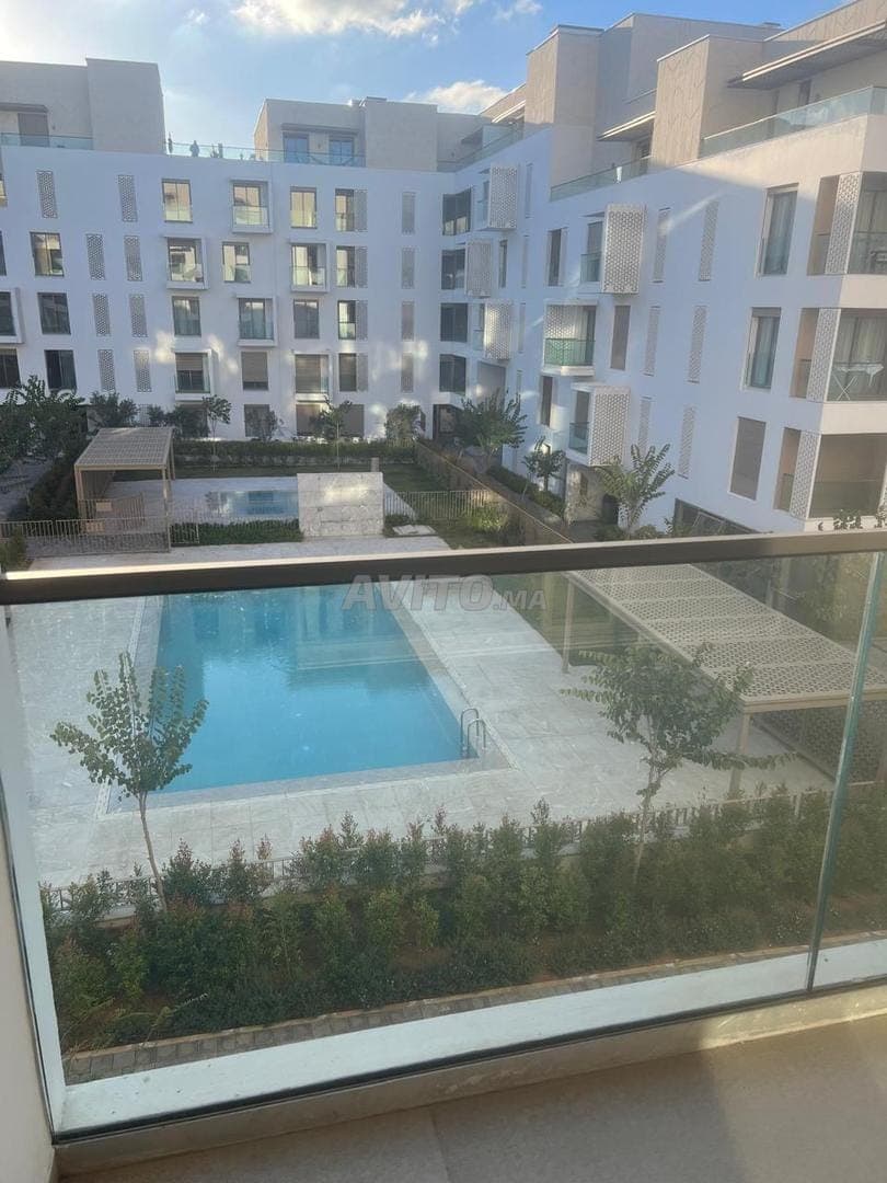 SUPERBE APPARTEMENT MEUBLÉ À EAGLE HILLS À LOUER