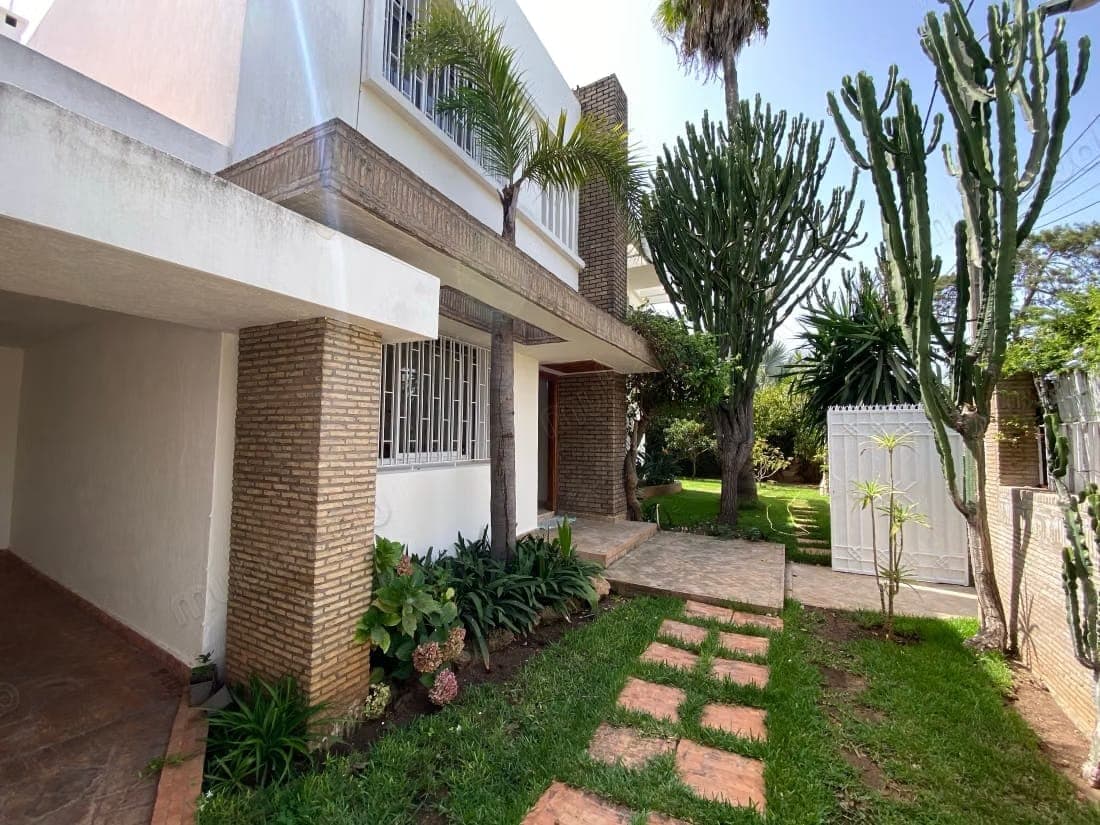 Maison de luxe à louer à Souissi. Surface de 765 m². Belle terrasse et jardin