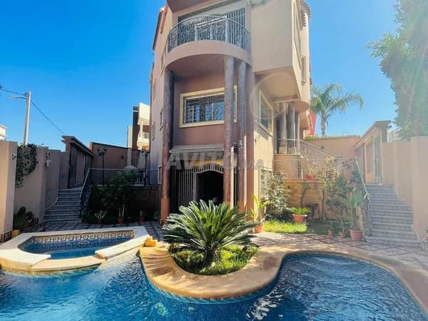 Luxevilla te koop Hay Al Irfane met zwembad