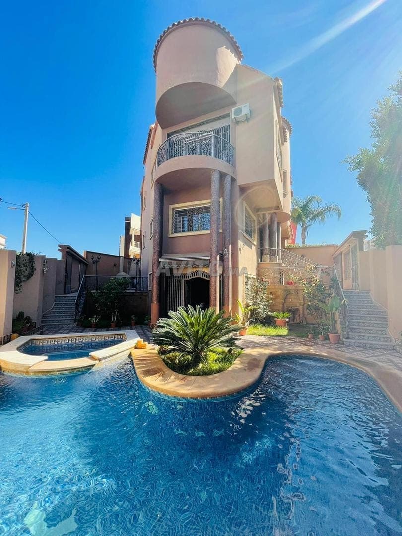 Villa de luxe à vendre Hay Al Irfane avec piscine
