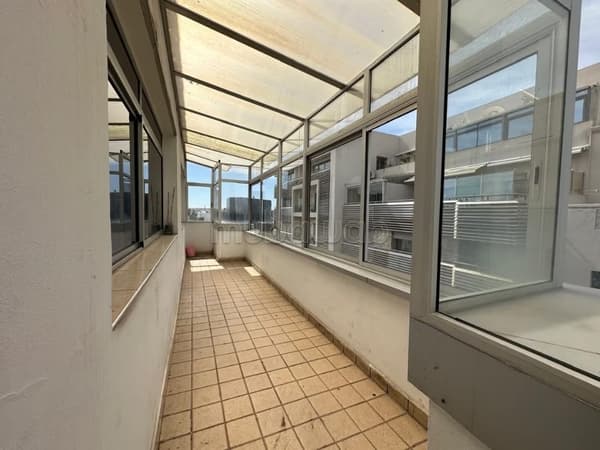 Hermosas oficinas en alquiler en la Route d’El jadida. Superficie total 96 m². Con ascensor
