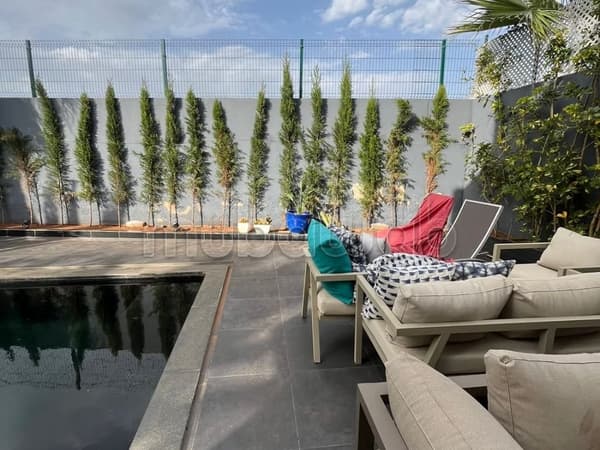 Maison de haut standing à vendre à Ain Diab Extension. Surface totale 466 m². Porte…