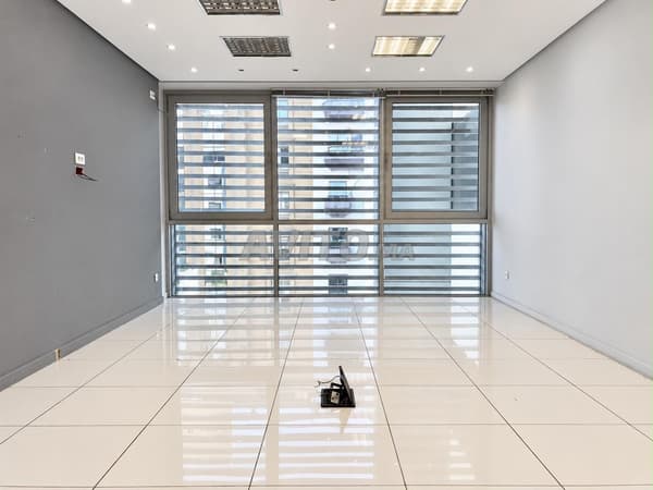 PLATEAU DE BUREAU AMÉNAGÉ 211M RACINE