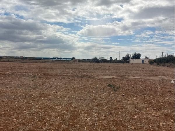 El jadida / Mooi perceel te koop in Al Kodia. Oppervlakte 13700 m² voor opslag