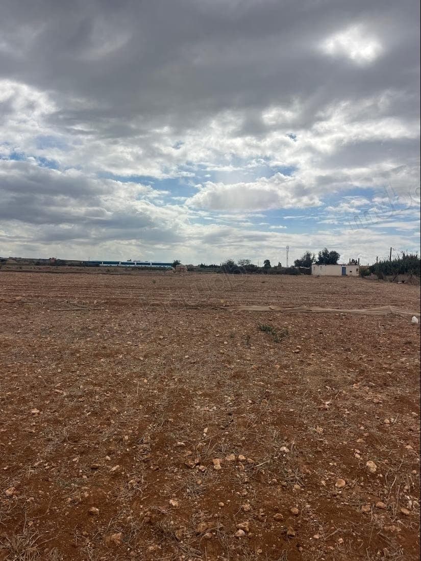 El jadida / Mooi perceel te koop in Al Kodia. Oppervlakte 13700 m² voor opslag