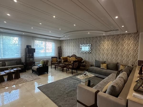 Villa en bande à vendre – 378 m² construits – Jardin sans vis à vis – Usage commercial…