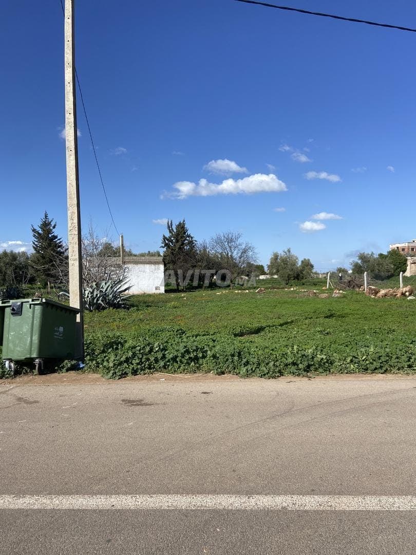 Terreno y casa en carretera principal, superficie 1200 m²
