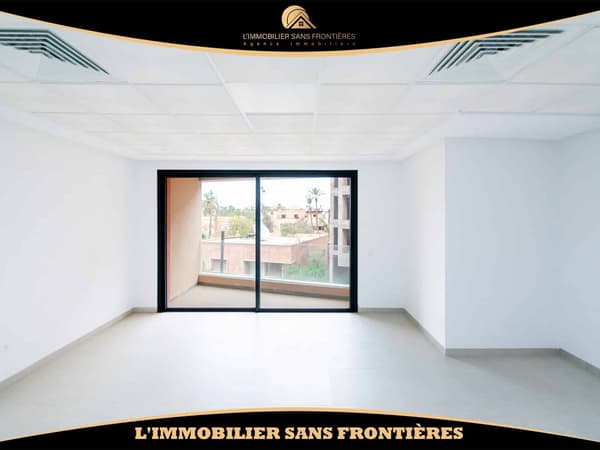 Bureau de 73 m² à louer à Guéliz – Espace ouvert, balcon, climatisation centrale et…