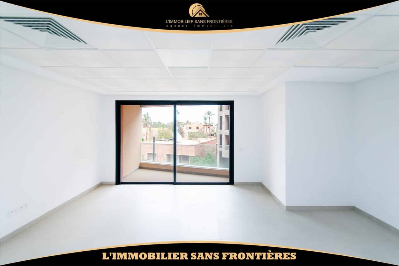 Bureau de 73 m² à louer à Guéliz – Espace ouvert, balcon, climatisation centrale et…