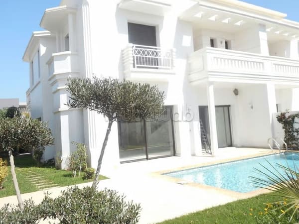 Belle villa vide golf bouskoura