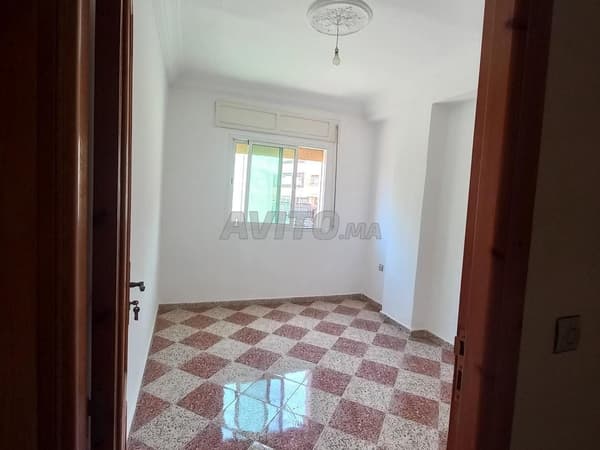 Appartement vue sur rue, 5 chambres, 102 m², ascenseur, balcon, vue sur rue