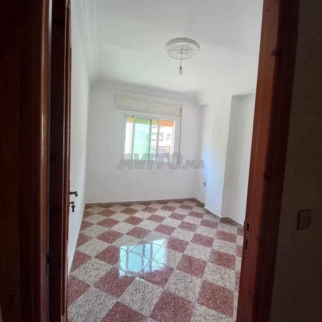 Appartement vue sur rue, 5 chambres, 102 m², ascenseur, balcon, vue sur rue