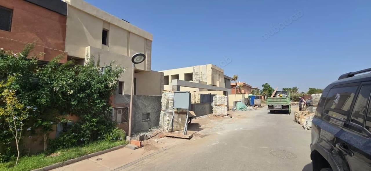 فيلا راقية للبيع بطريق تاحنaوت