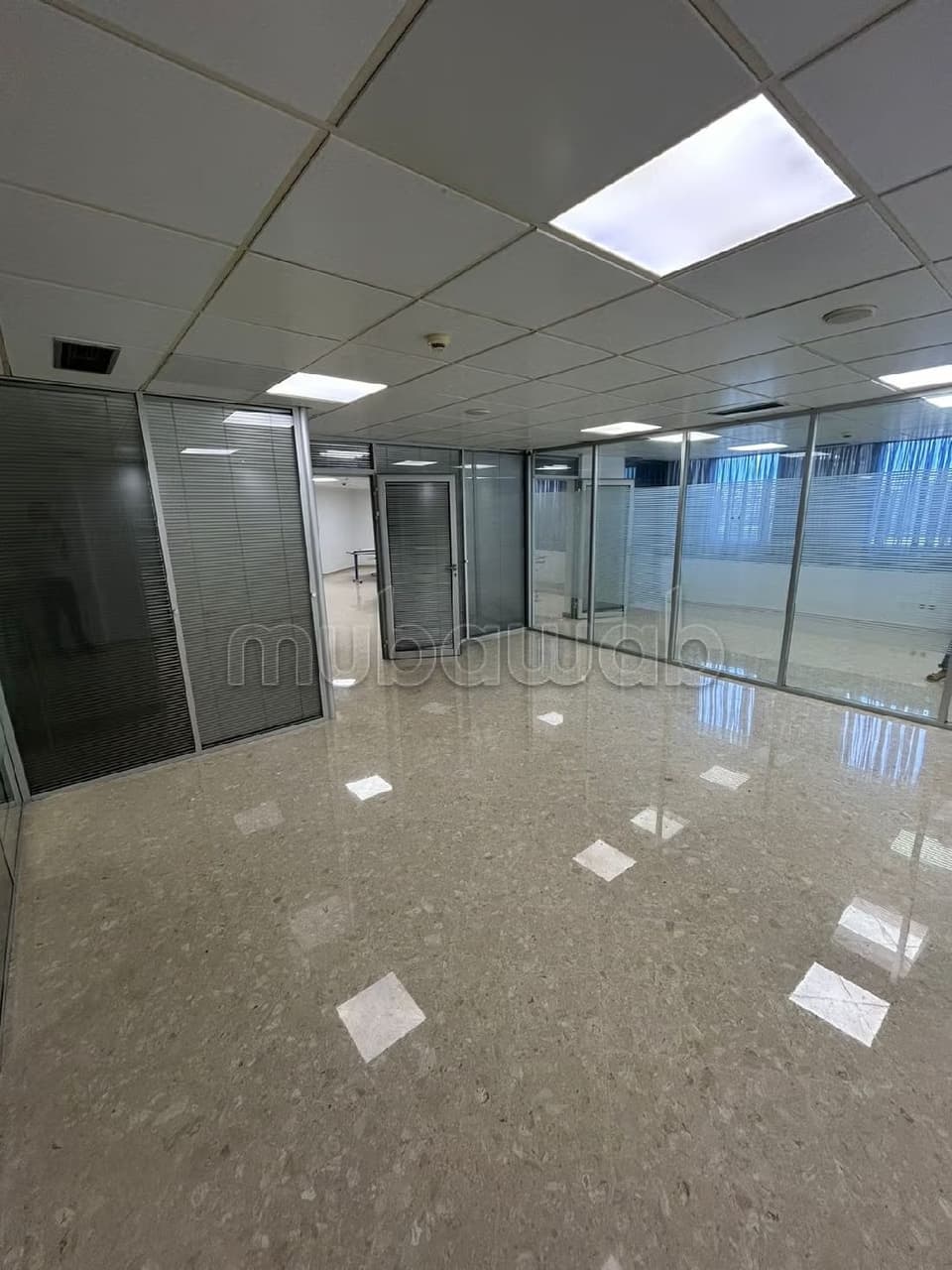 Mooie kantoren te huur in Maârif. Oppervlakte van 164 m². Conciërgeservice en airconditioning
