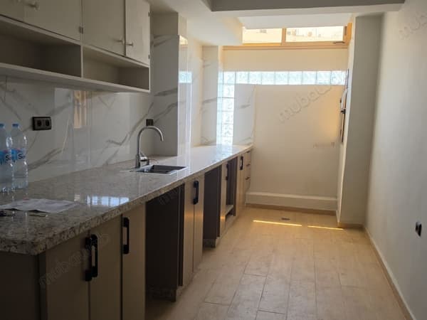 Bel appartement en location en Hassan Centre Ville. Surface de 95 m². Concierge