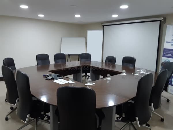 URGENT: Splendide plateau bureaux à Vendre. 1000 M