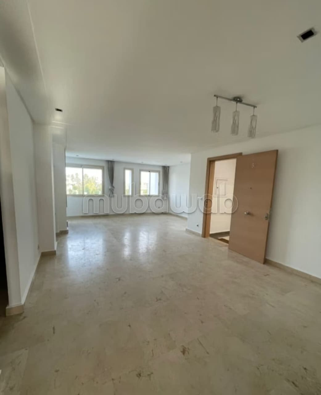 Bel appartement vide racine