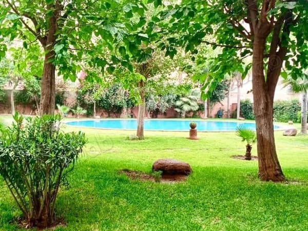 شقة فاخرة للكراء بالحي الشتوي. ثلاث غرف مريحة. مفروشة بشكل جيد