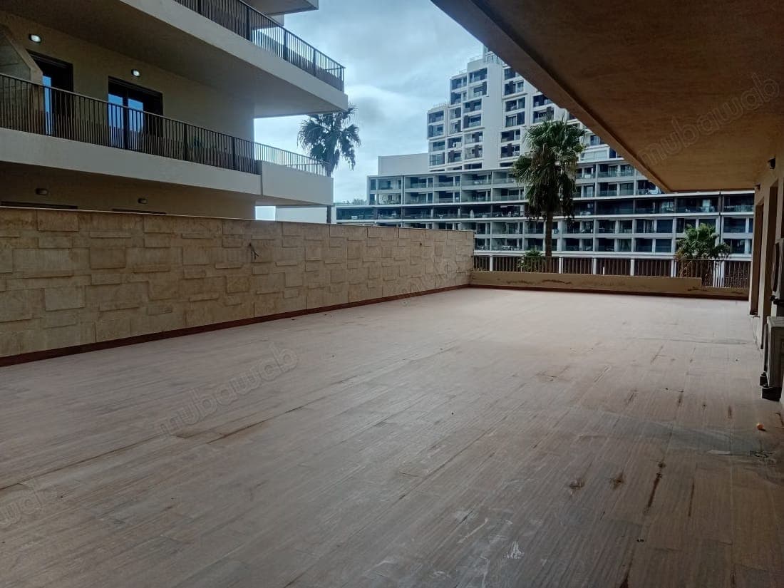 Empty apartment 320m² for rent in CFC